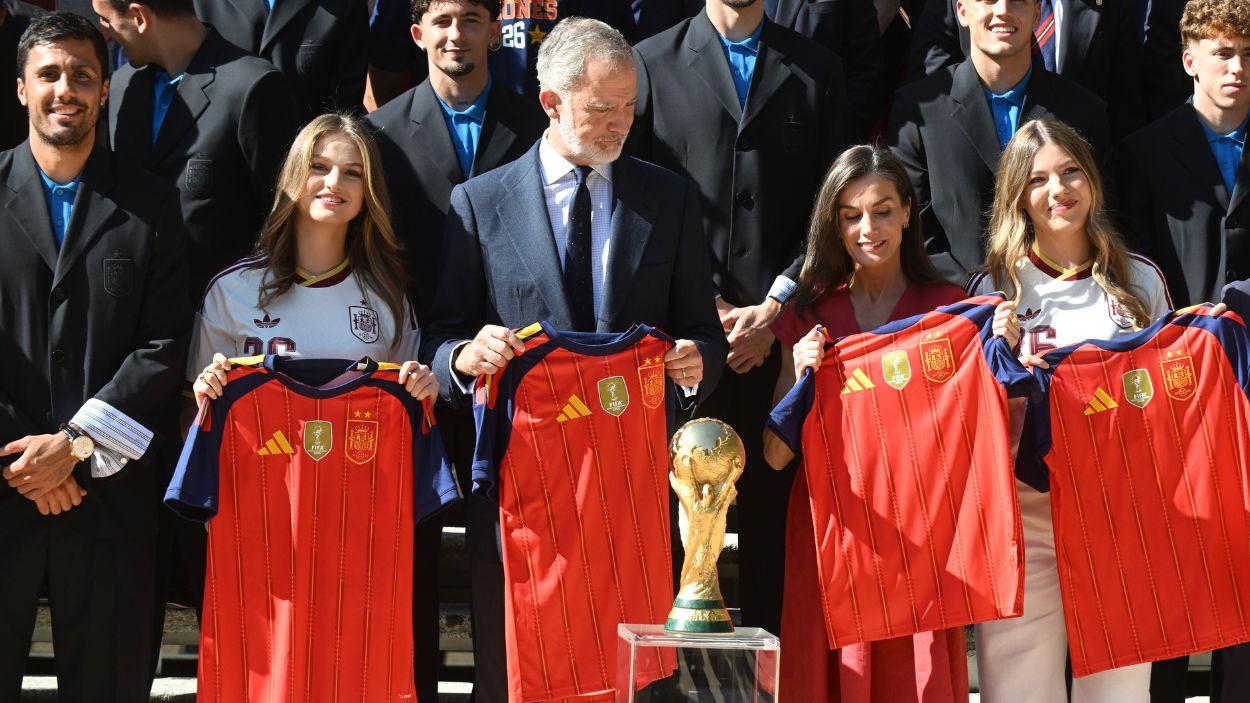 Sus Majestades los Reyes, Don Felipe VI y Doña Letizia, la Princesa Leonor y la Infanta Sofía durante la audiencia a la Selección Española de fútbol. EP.