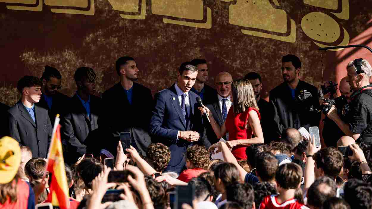 Pedro Sánchez con los jugadores de la selección en Moncloa. EP