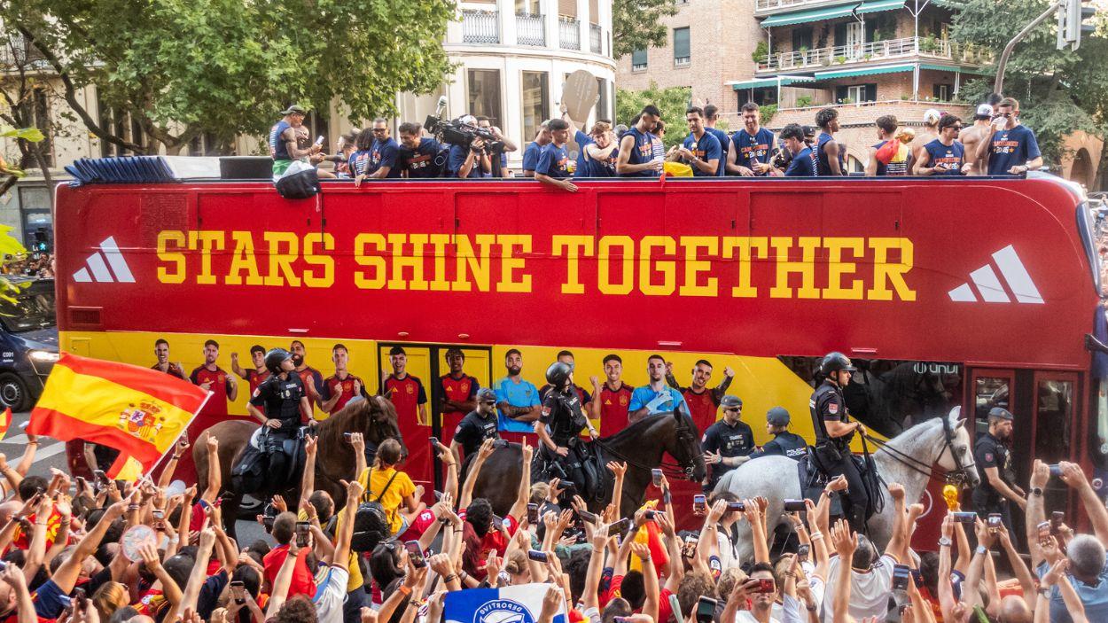 Aficionados saludan al autobús de la Selección durante la rúa de celebración de la Selección Española. EP.