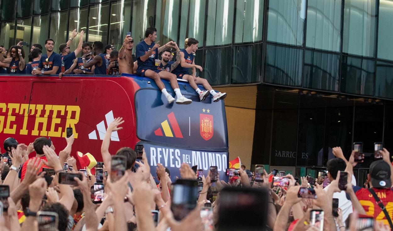 Los campeones del mundo celebran por las calles de Madrid. EP