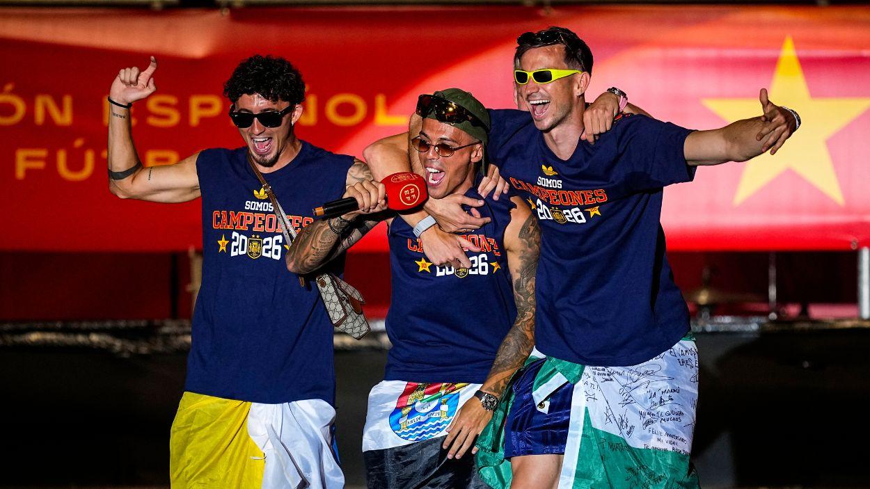 Yeremy Pino, Pedro Porro y Fabian Ruiz celebrando en Cibeles. EP
