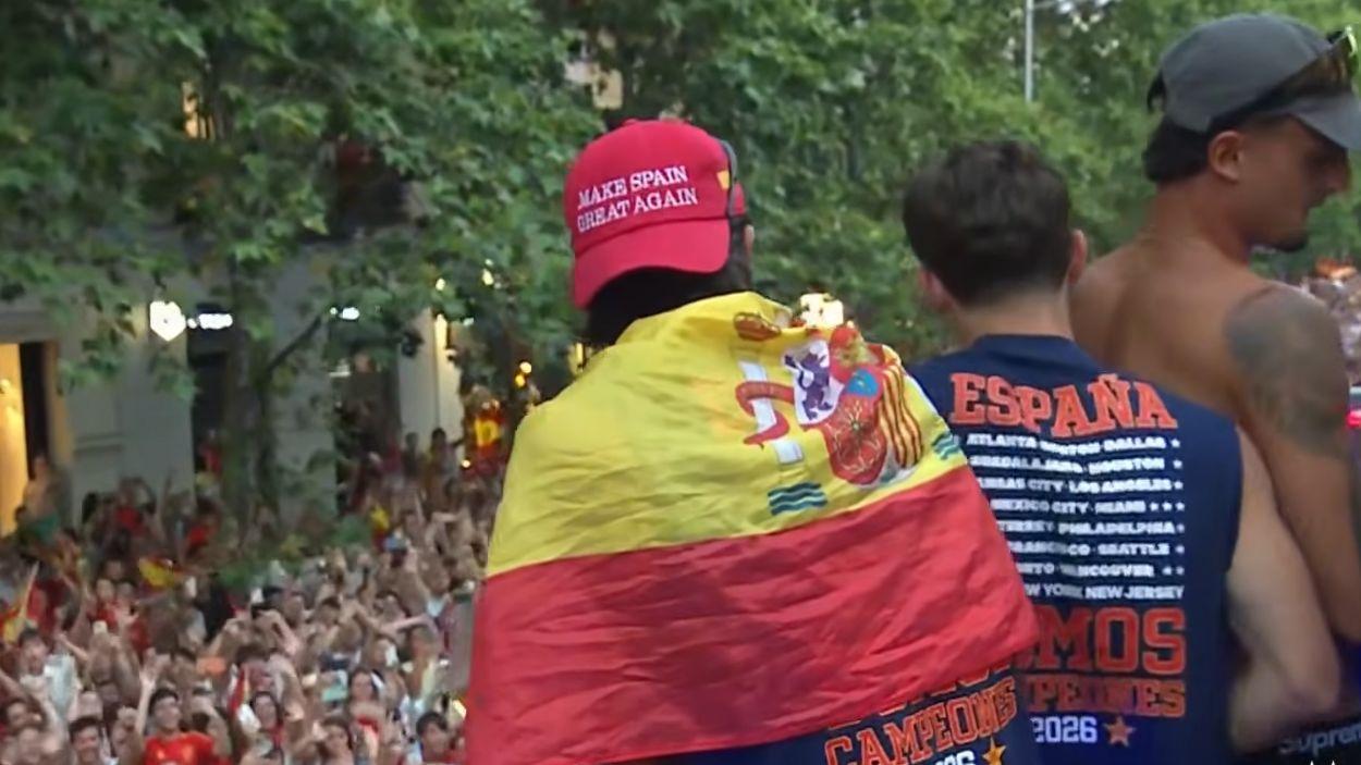 La gorra de Ferrán Torres en la rúa de la 'Roja' se torna protagonista inesperada por su guiño a Donald Trump
