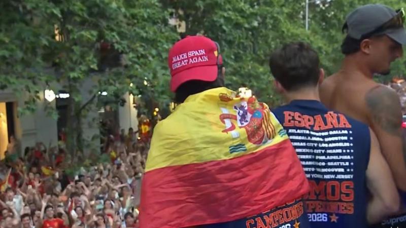 La gorra de Ferrán Torres en la rúa de la 'Roja' se torna protagonista inesperada por su guiño a Donald Trump