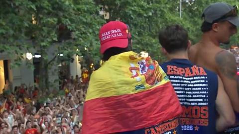 https://www.elplural.com/uploads/s1/26/44/83/4/la-gorra-de-ferran-torres-en-la-rua-de-la-roja-se-torna-protagonista-inesperada-por-su-guino-a-donald-trump_7_480x270.jpeg