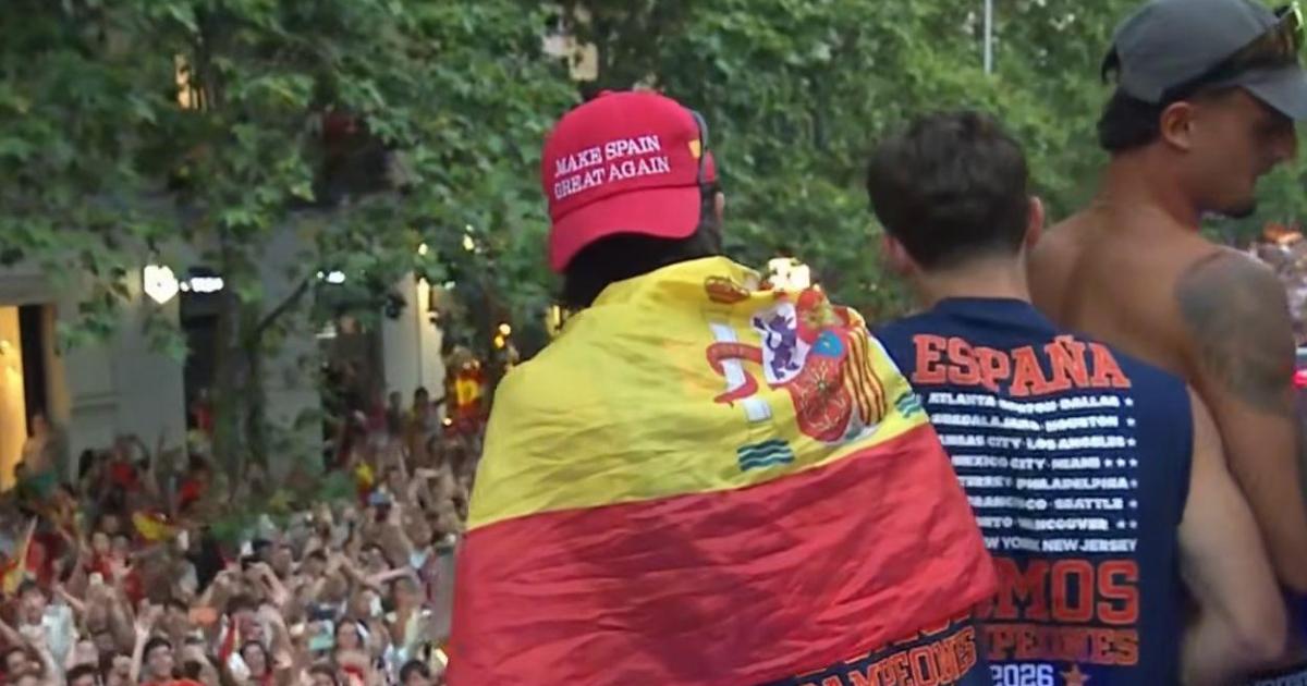 La gorra de Ferrán Torres en la rúa de la 'Roja' se torna protagonista inesperada por su guiño a Donald Trump