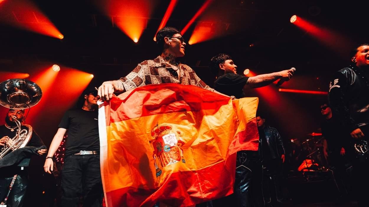 Junior H aterriza en España.