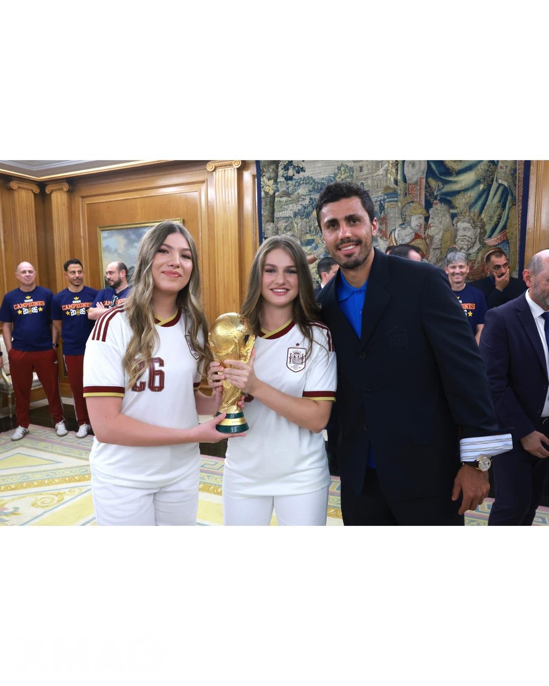 SS.AA.RR. la Princesa de Asturias y la Infanta Sofía junto al capitán de la Selección Española, Rodrigo Hernández y el trofeo de la "Copa Mundial de la FIFA 2026" SS.AA.RR. la Princesa de Asturias y la Infanta Sofía junto al capitán de la Selección Española, Rodrigo Hernández y el trofeo de la "Copa Mundial de la FIFA 2026"