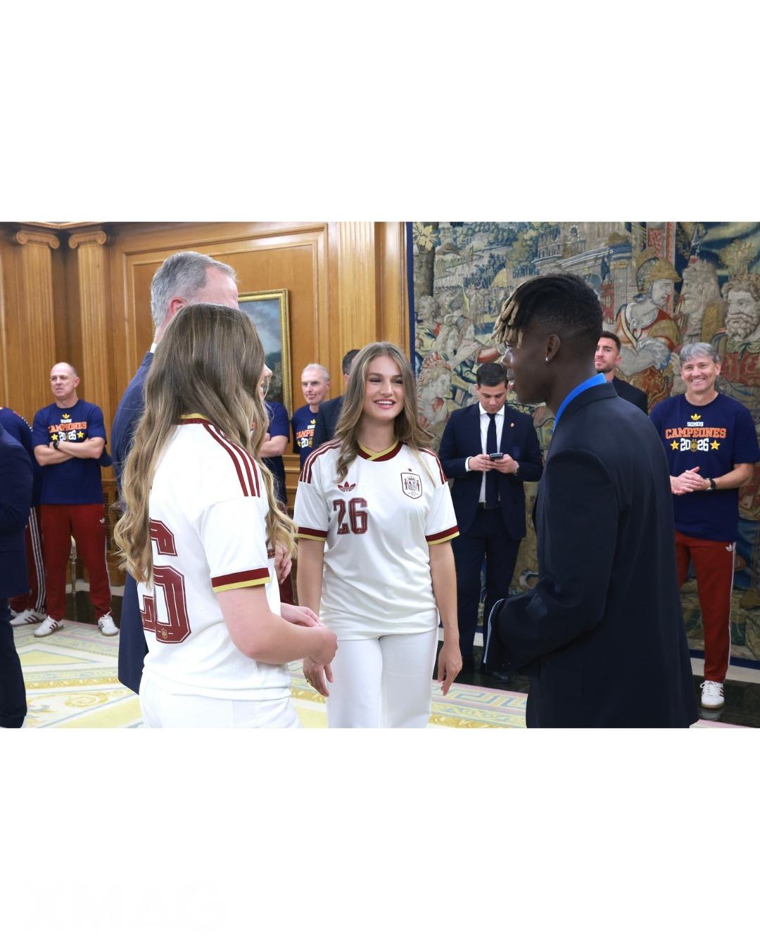 Su Majestad el Rey y Sus Altezas Reales la Princesa de Asturias y la Infanta Sofía conversan con el jugador español, Nico Williams Su Majestad el Rey y Sus Altezas Reales la Princesa de Asturias y la Infanta Sofía conversan con el jugador español, Nico Williams