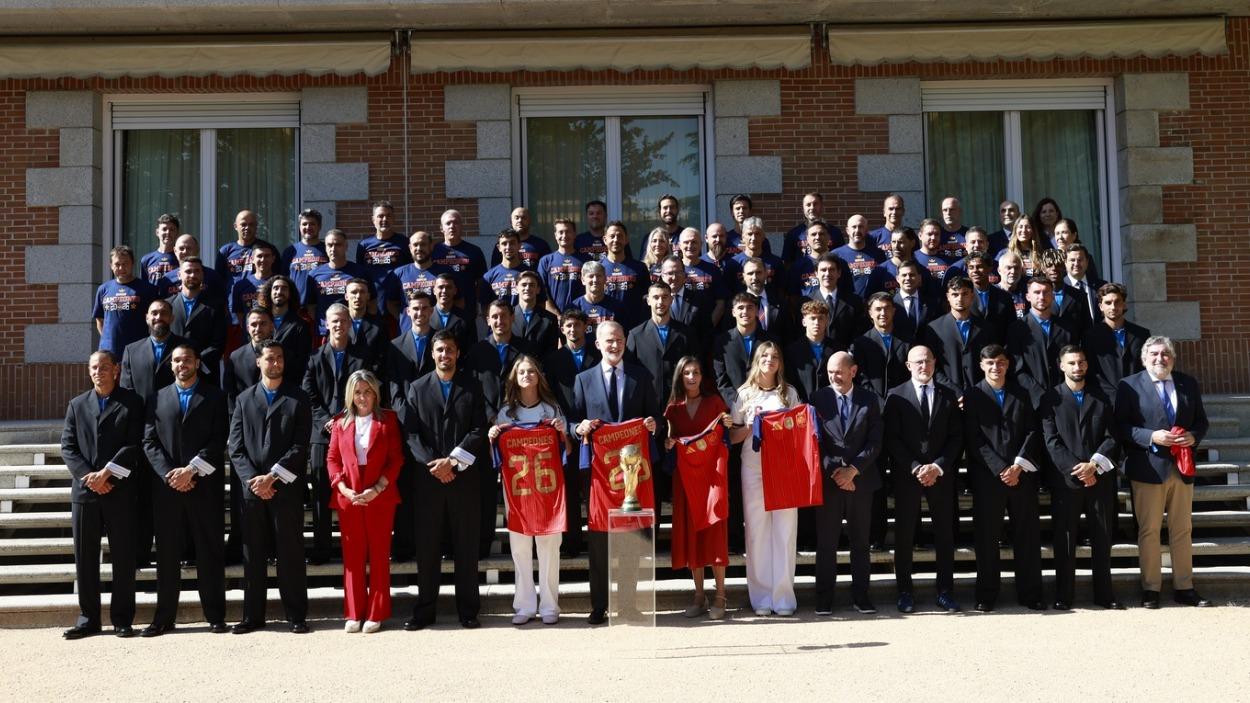 Fotografía de grupo de SS.MM los Reyes y SS.AA.RR. la Princesa de Asturias y la Infanta Sofía junto a los miembros de la Selección Española de Fútbol Fotografía de grupo de SS.MM los Reyes y SS.AA.RR. la Princesa de Asturias y la Infanta Sofía junto a los miembros de la Selección Española de Fútbol