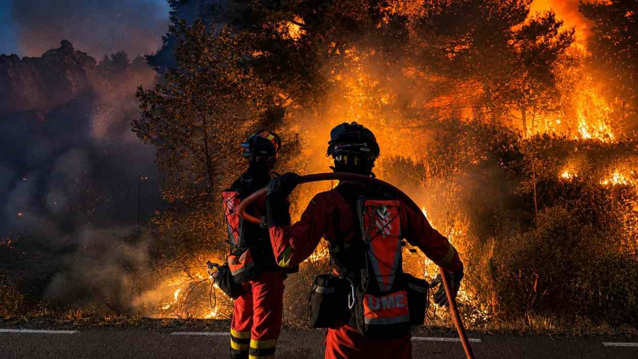 Efectivos de la Unidad Militar de Emergencias durante la extinción del incendio forestal de La Mierla. UME.