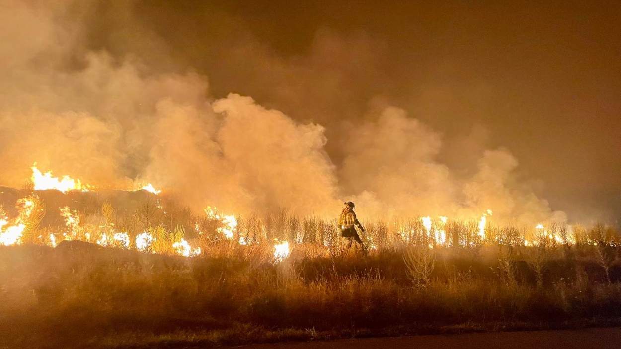 Un bombero lucha contra las llamas en el incendio forestal de La Mierla (Guadalajara). EP.