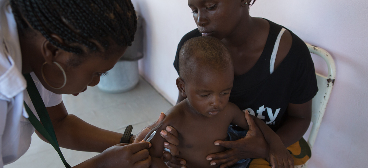 Un niño es vacunado durante una campaña de inmunización en el centro de salud Mahulana Health Center, Moamba District, en la provincia de Maputo, en Mozambique