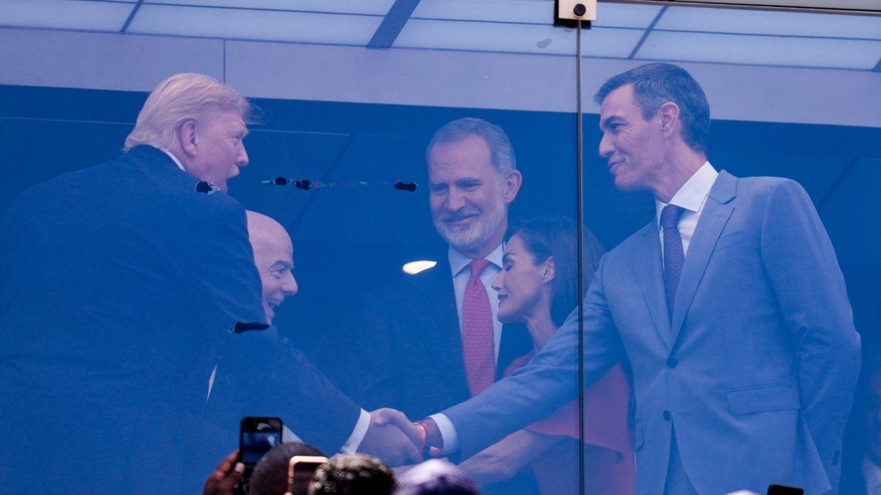 El presidente de España, Pedro Sánchez, estrecha la mano del presidente de Estados Unidos, Donald Trump, en el palco de autoridades en la Final del Mundial de Fútbol. EP.