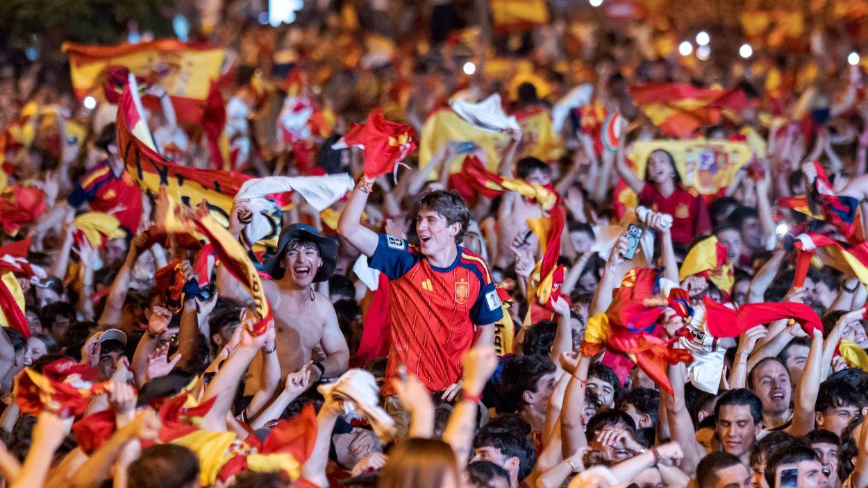 Aficionados españoles celebran la victoria de la selección españolaargentina en la final del Mundial de fútbol 2026, a 19 de julio de 2026, en Madrid. EP.