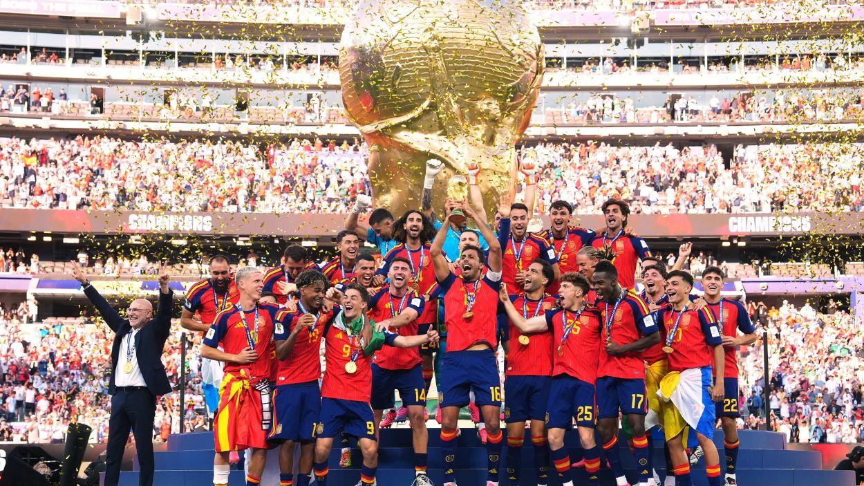 Rodrigo levanta el segundo Mundial conquistado por España. EP