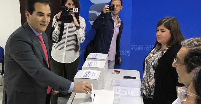 El exalcalde de Córdoba, José Antonio Nieto, votando este lunes en las 'primarias' del PP.