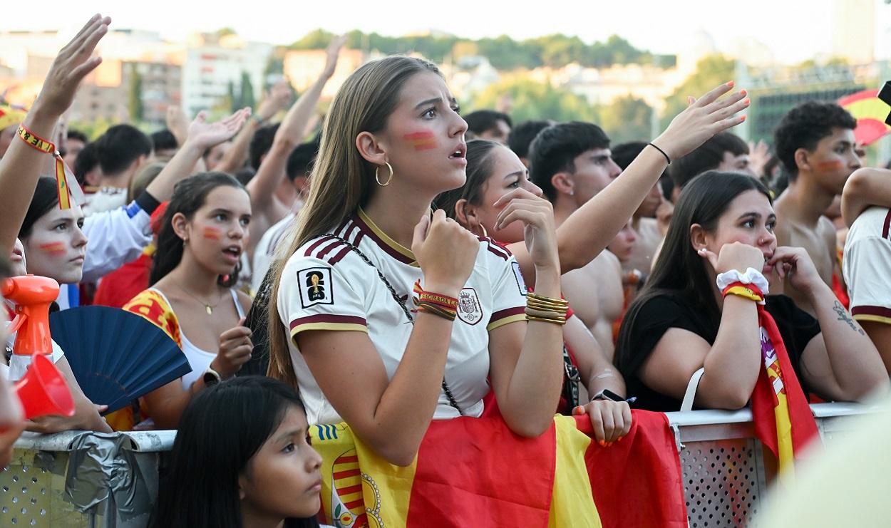 Una aficionada con la segunda equipación de la selección española del Mundial 2026. EP
