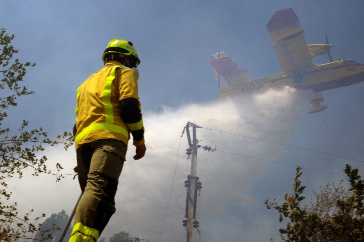 Imagen de equipos de extinción trabajando en un incendio hace 10 días en Ourense (Foto: Europa Press).