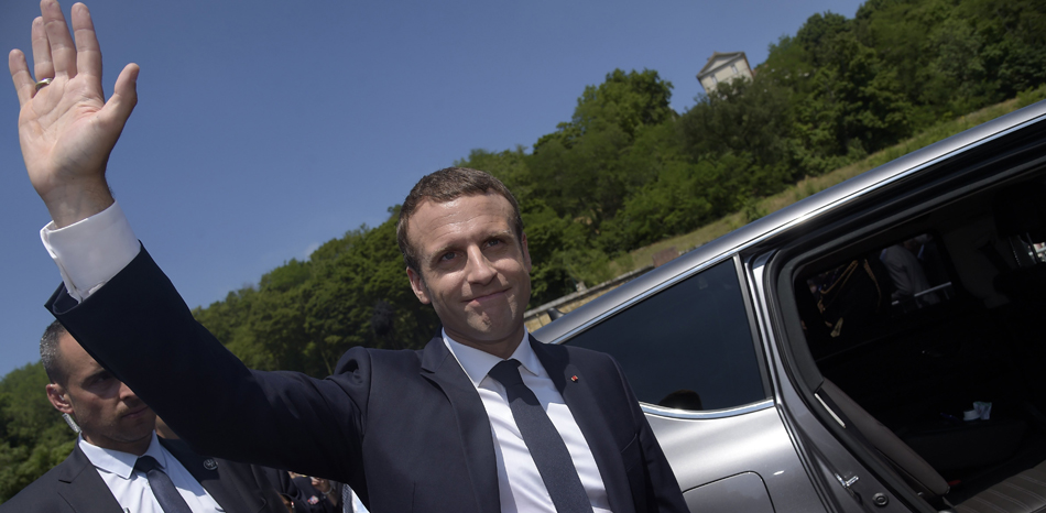 El presidente francés Emmanuel Macron saluda tras su victoria
