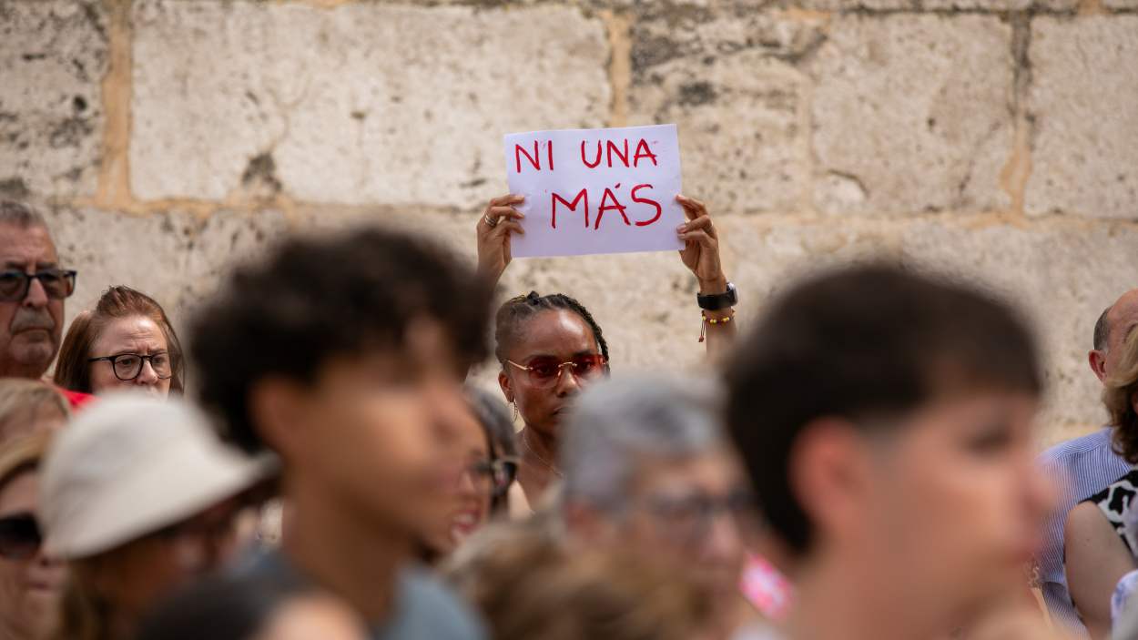 Una pancarta con el lema "Ni una más" durante un minuto de silencio por el asesinato machista en Alameda de la Sagra. EP.