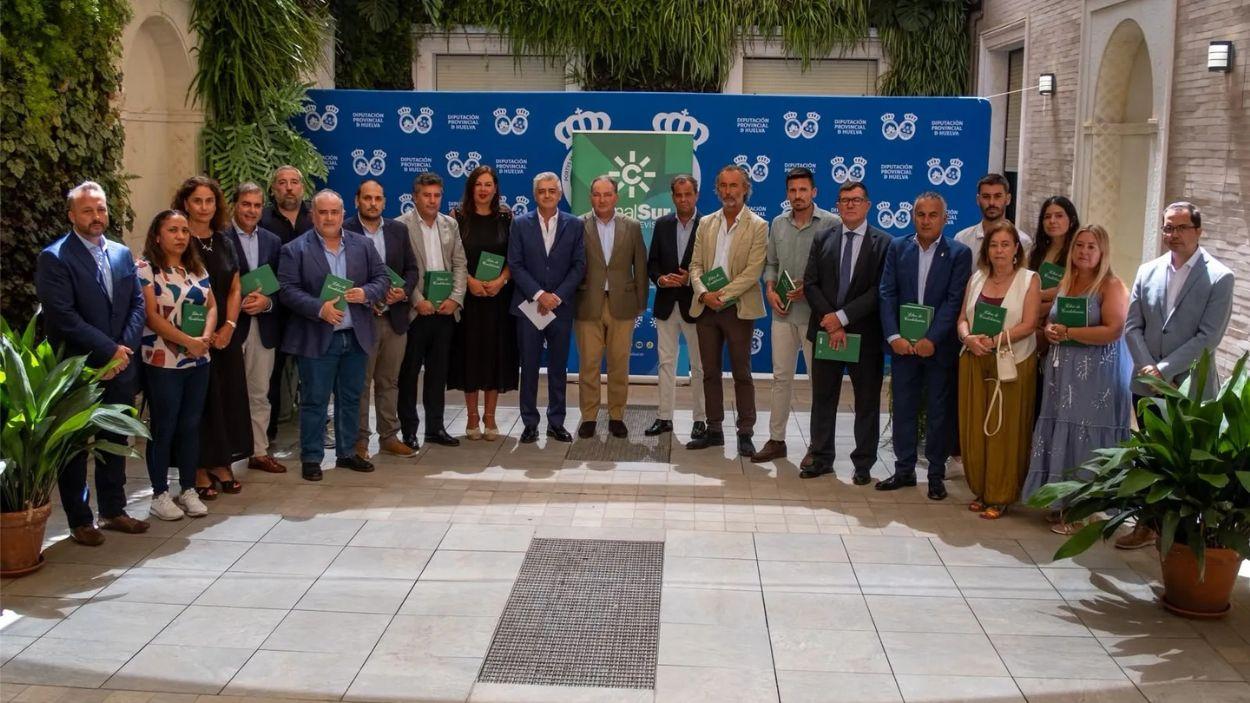 Entrega del libro conmemorativo / Diputación de Huelva