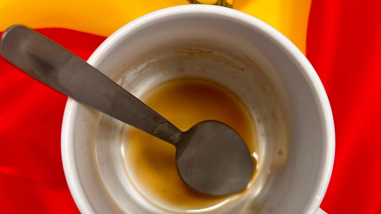 Taza de café sobre la bandera de España