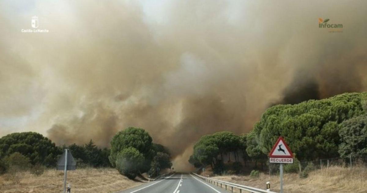 El incendio de Almorox (Toledo) llega a Madrid y obliga a evacuar a la población de dos urbanizaciones