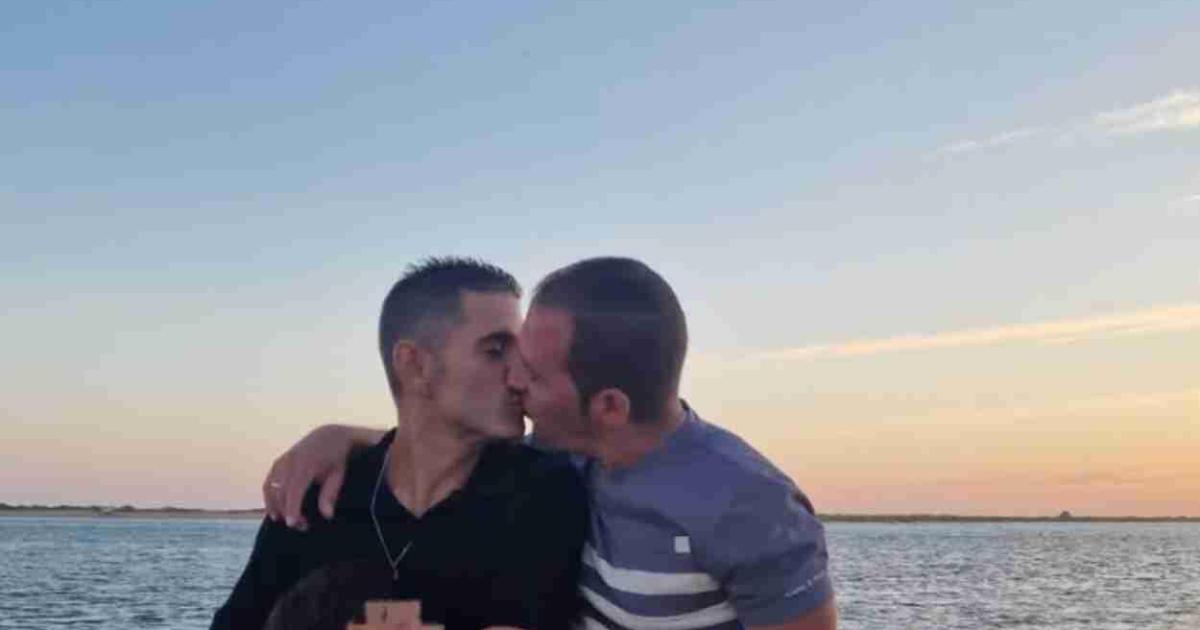 Un concejal sevillano denuncia una ola de insultos homófobos por publicar una foto junto a su marido y sus hijos