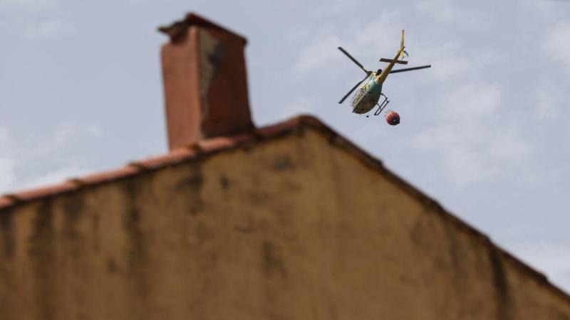 Un helicóptero trabaja en las labores de extinción del incendio forestal de La Mierla (Guadalajara). EP.