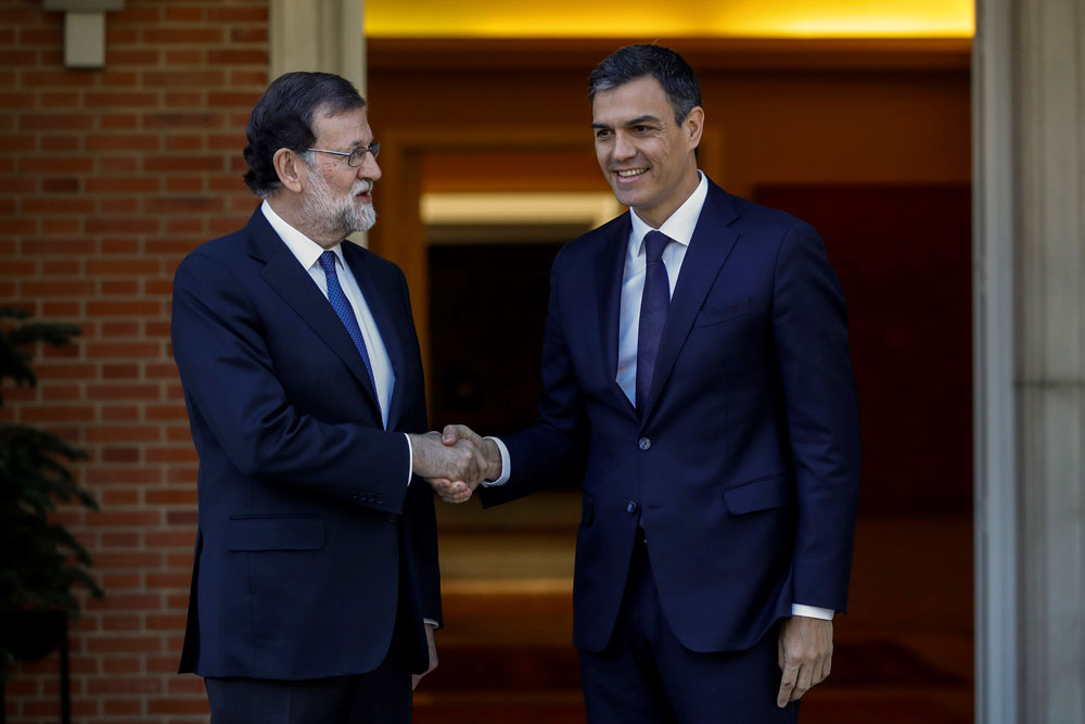 Mariano Rajoy junto a Pedro Sánchez en Moncloa.