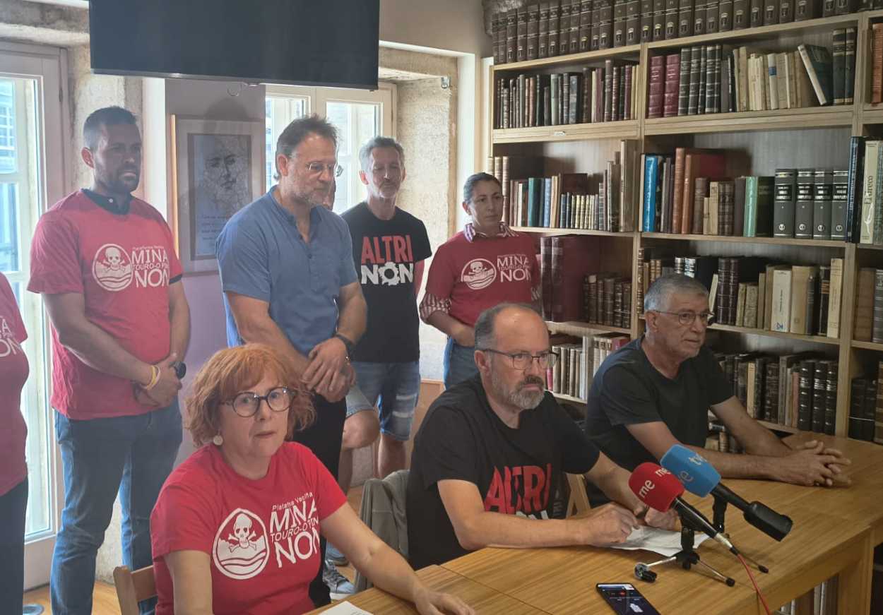 Imagen de la comparecencia de la plataformas contrarias a la implantación de Altri y la reactivación de la Mina de Touro-O Pino (Foto: Plataforma Ulloa Viva).