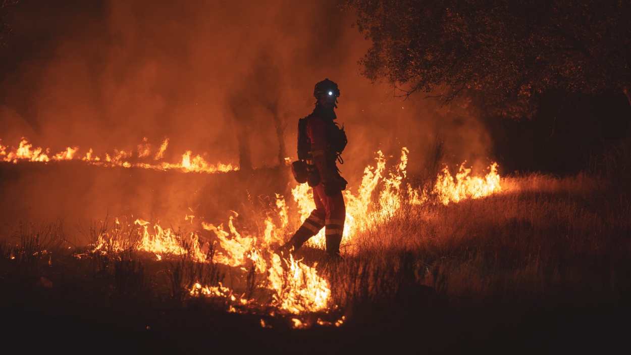 Imagen de un efectivo de la UME en el incendio de Almorox. EP.