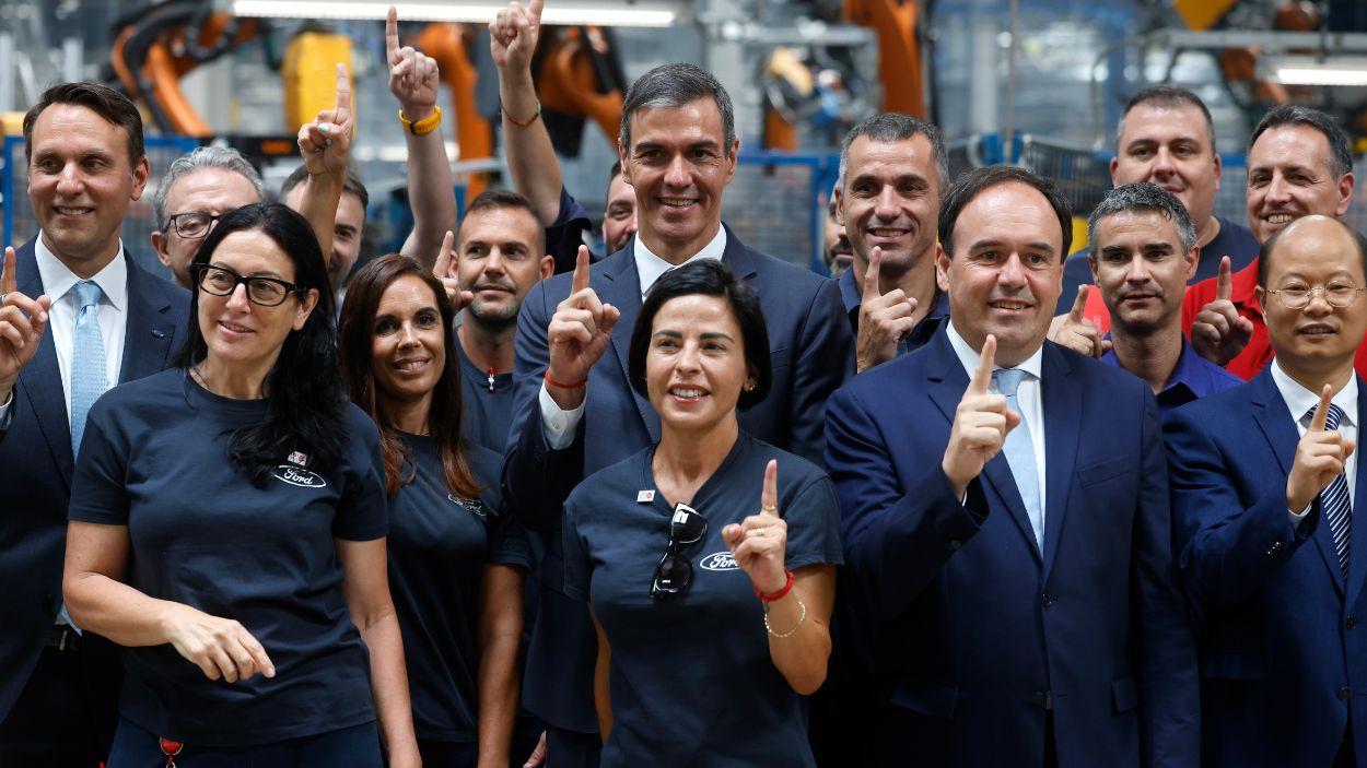 Foto de familia durante el recorrido por las instalaciones de la factoría de Ford en Almussafes, a 23 de julio de 2026, en Almussafes, Valencia, Comunitat Valenciana (España)