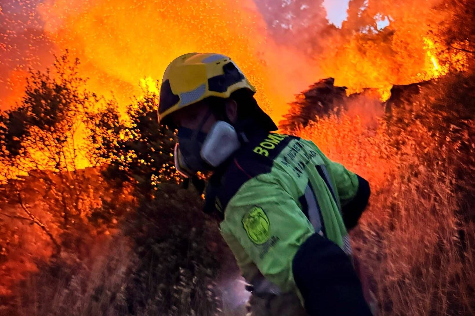 Bomberos durante las labores de extinción del incendio declarado en La Mierla (Guadalajara). Ayto. Guadalajara.