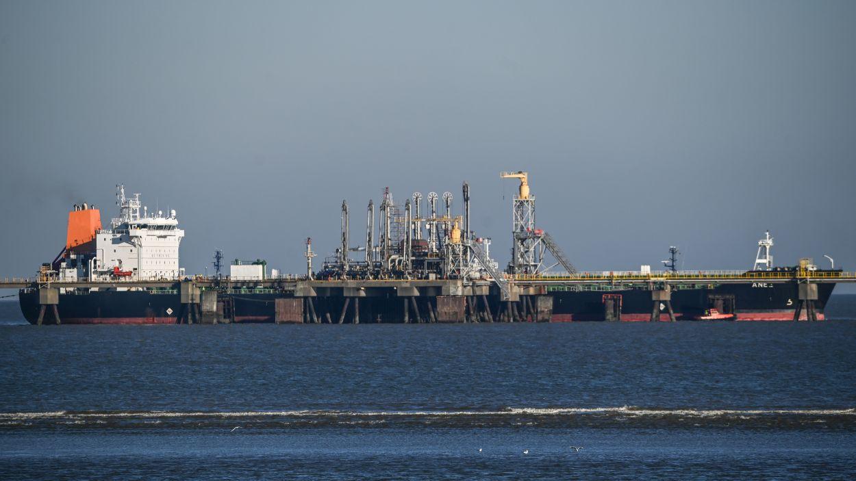 Un buque transporta toneladas de petróleo desde Rusia a Wilhelmshaven (Alemania). EP.