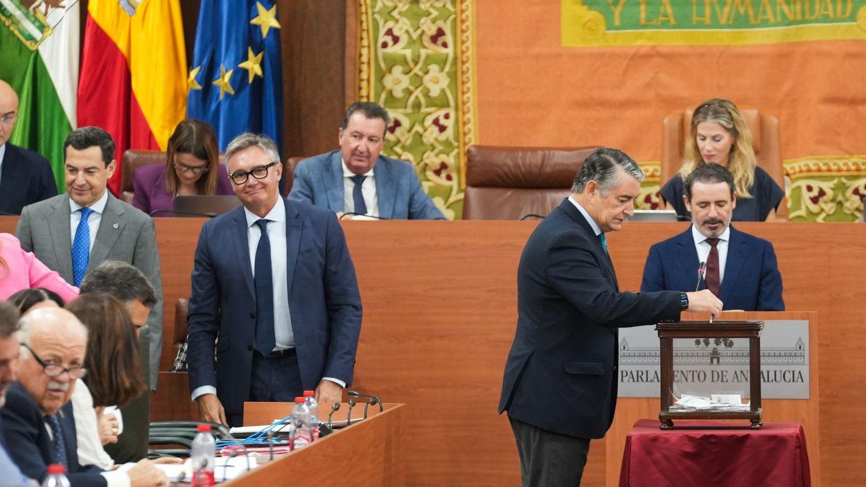 El vicepresidente primero y consejero de Presidencia, Sanidad y Emergencias, Antonio Sanz, durante las votaciones en el pleno del parlamento andaluz / EP