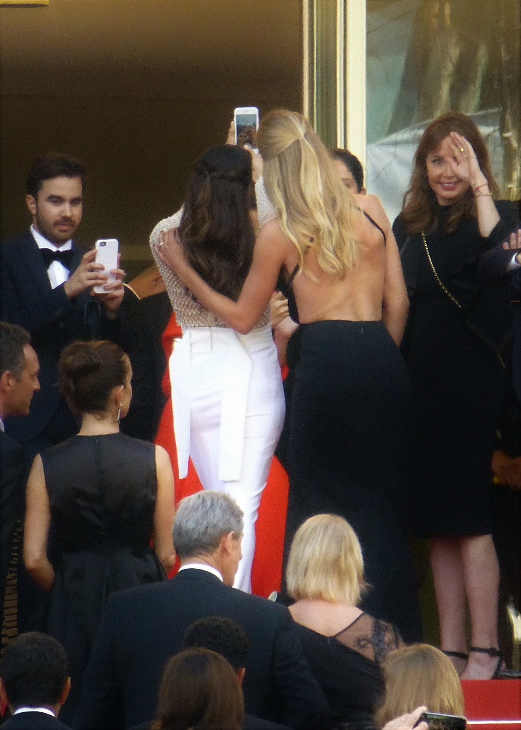 Dos actrices se hacen un selfie en la alfombra roja. Foto: Gabbot