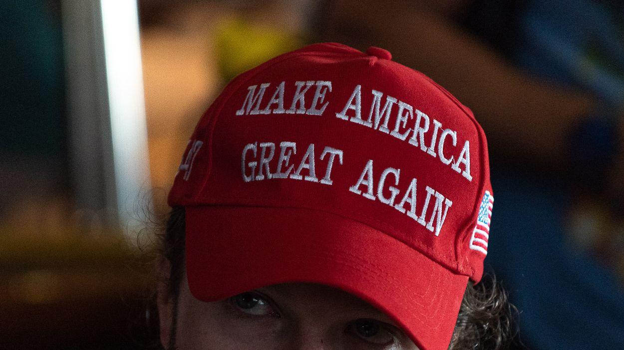Un individuo con la gorra de Make America Great Again. EP/Archivo.