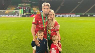 Kevin Kampl junto a su mujer, Vanessa y sus hijos| @kevinkampl