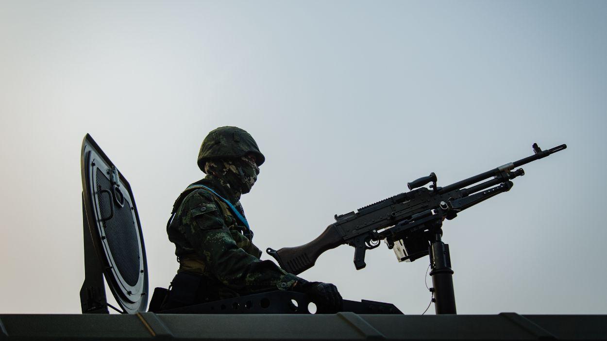 Un soldado tailandés vigila con una ametralladora pesada un puesto en la frontera entre Tailandia y Myanmar.