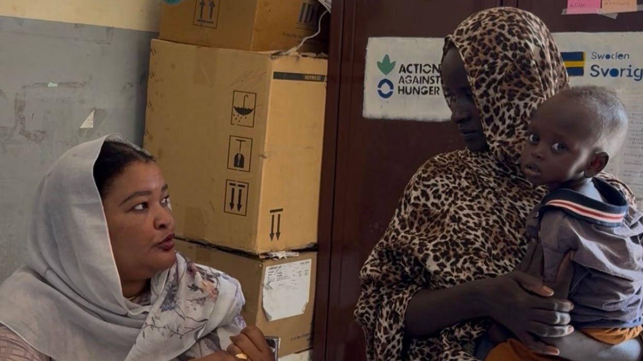 Ragaa, madre desplazada llegada desde Kordofán que recibe tratamiento para la desnutrición de su bebé. Mireia Cuevas Crespo para Acción contra el Hambre.