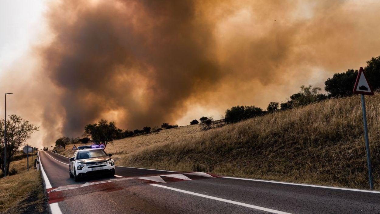 Un coche de la Guardia Civil vigila la evolución del fuego, a 23 de julio de 2026, en San Martín de Valdeiglesias. EP.