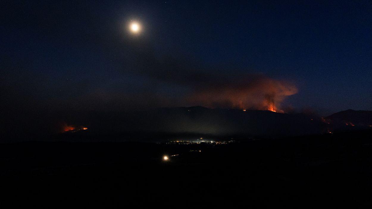 Vista nocturna del incendio en Navaluenga (Ávila). Europa Press.