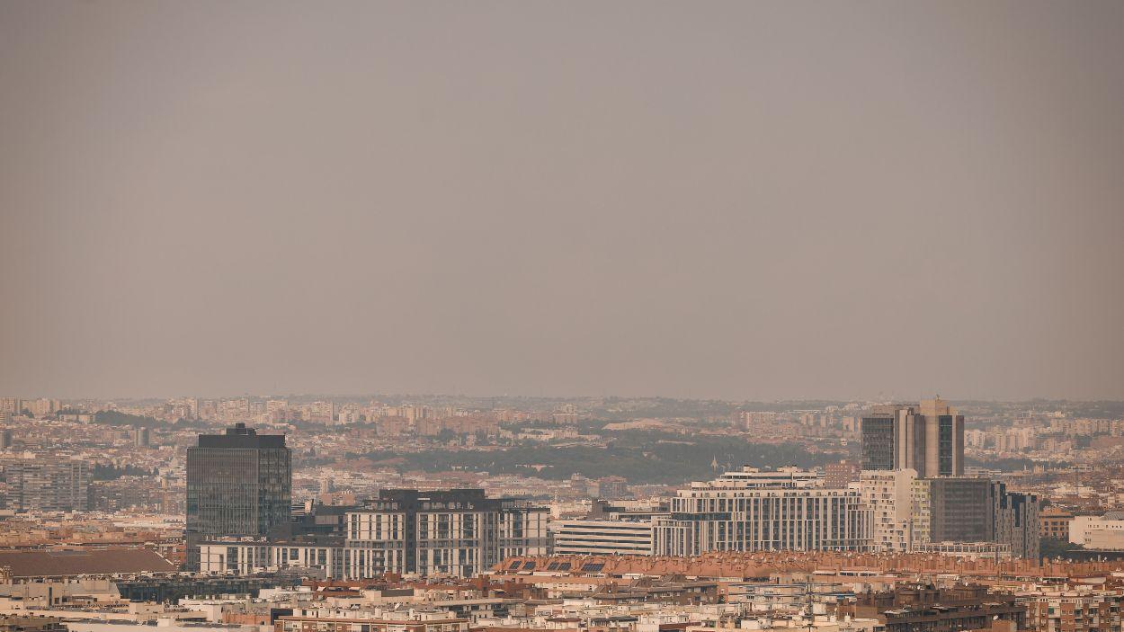 Cielo cubierto de humo provocado por el incendio de la sierra oeste. EP