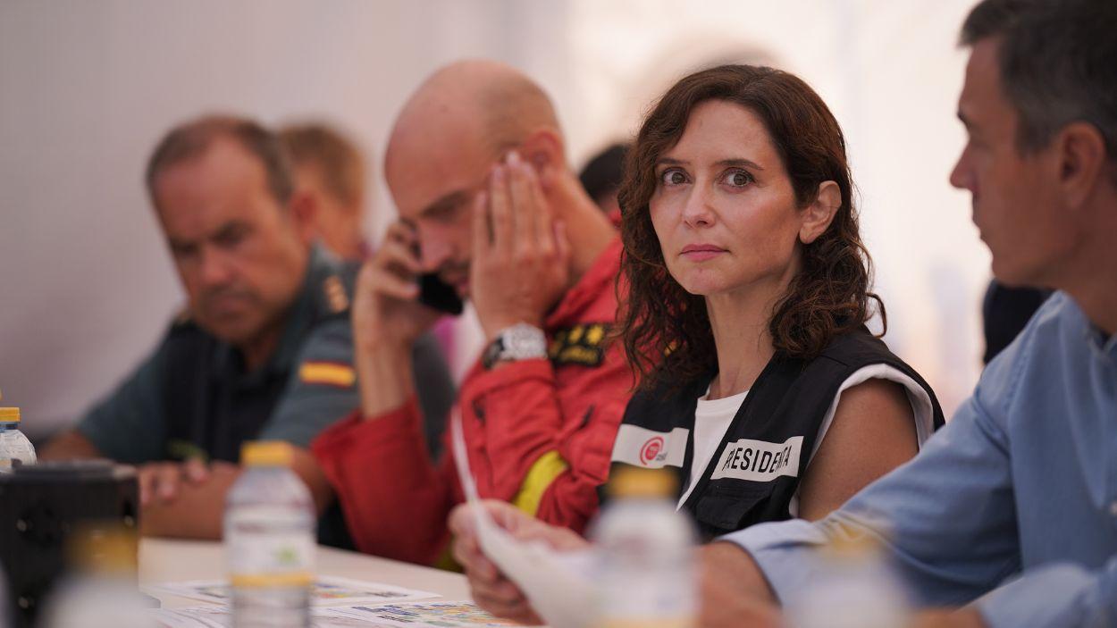 La presidenta de la Comunidad de Madrid, Isabel Díaz Ayuso, durante la reunión en el Centro de Mando Avanzado de Cenicientos. Europa Press.