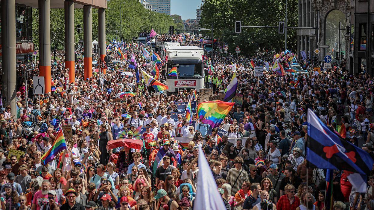 Miles de personas participan en el desfile del Orgullo LGTBI de Berlín. Europa Press.