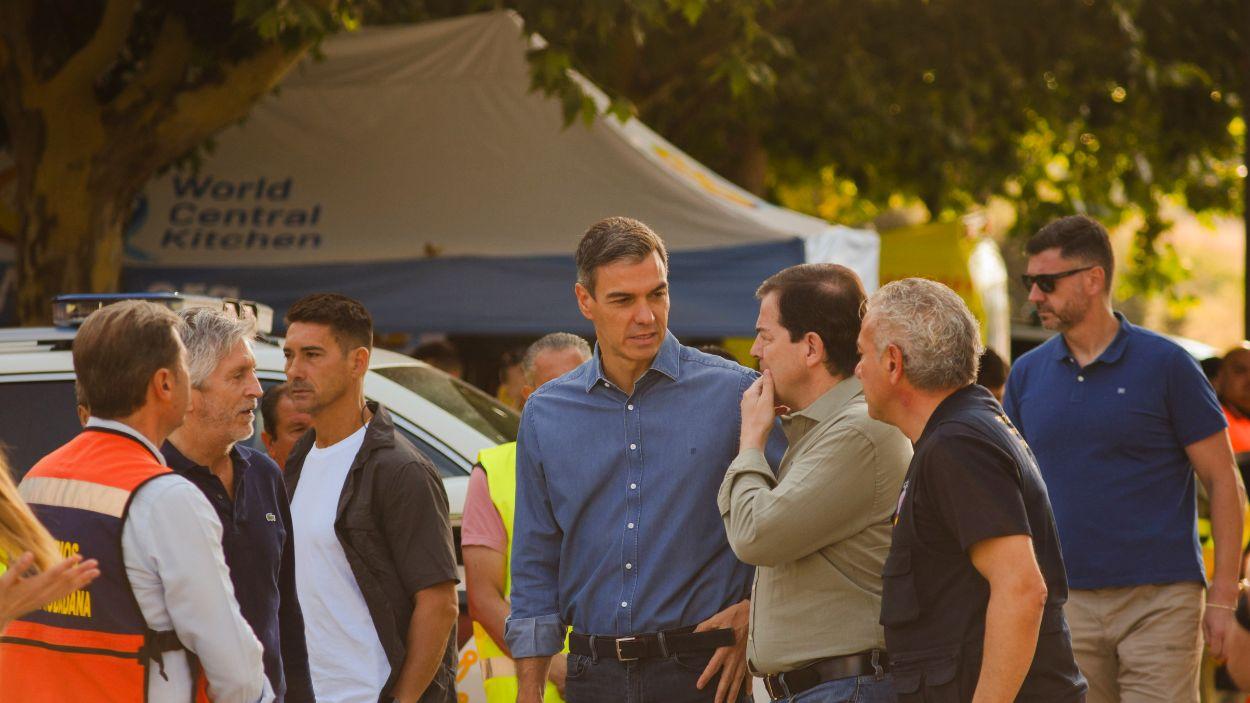 El presidente del Gobierno, Pedro Sánchez, junto al presidente de la Junta de Castilla y León, Alfonso Fernández Mañueco, en el puesto de mando avanzado de Navaluenga (Ávila). Europa Press.