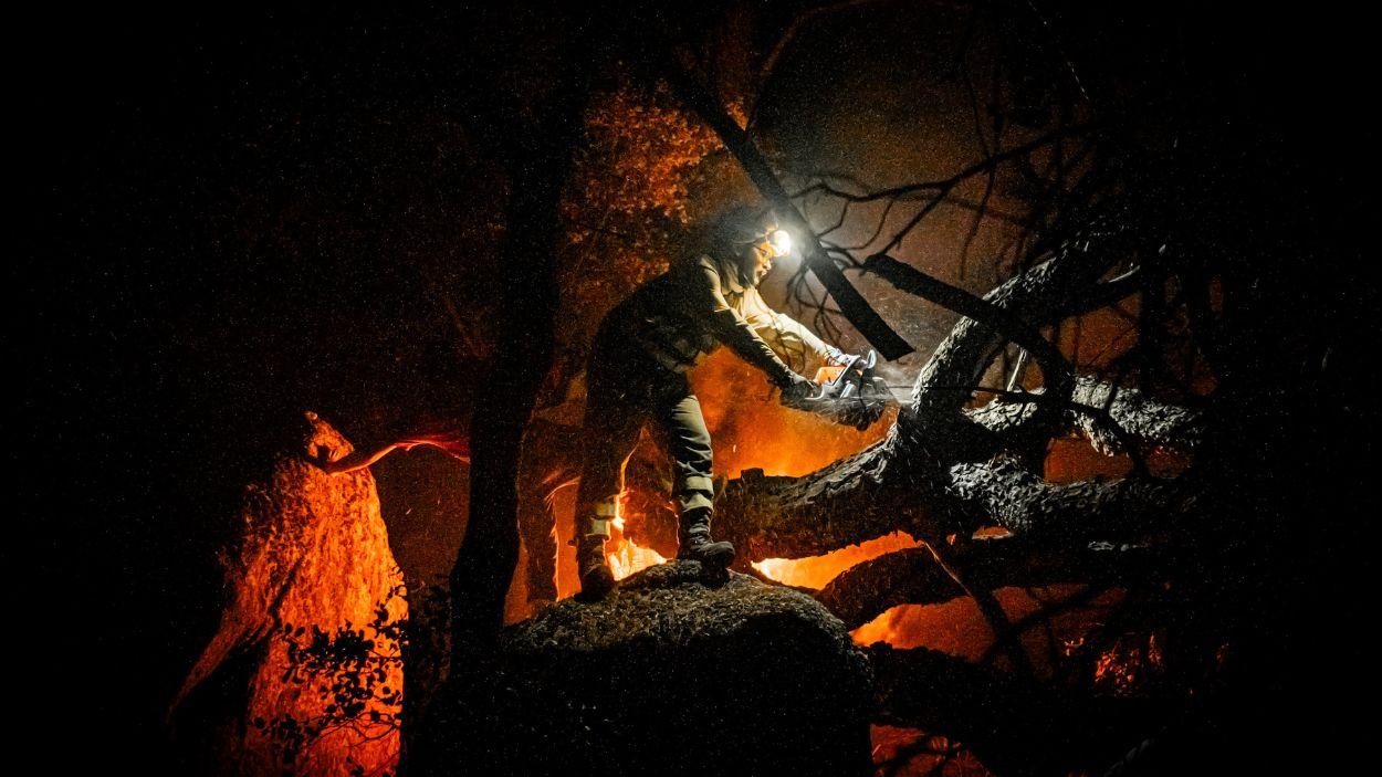 Una persona trabaja en las labores de extinción del incendio forestal. EP.