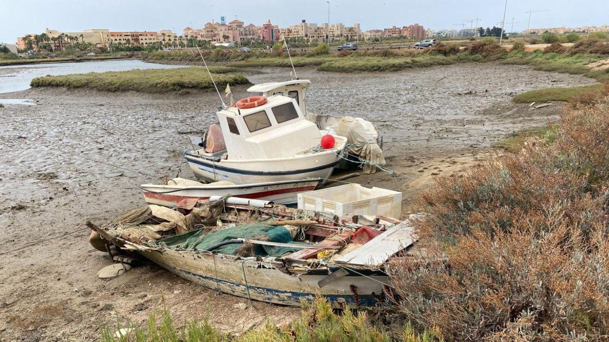 Embarcación abandonada en la Punta del Moral, en Ayamonte (Huelva). Foto del autor
