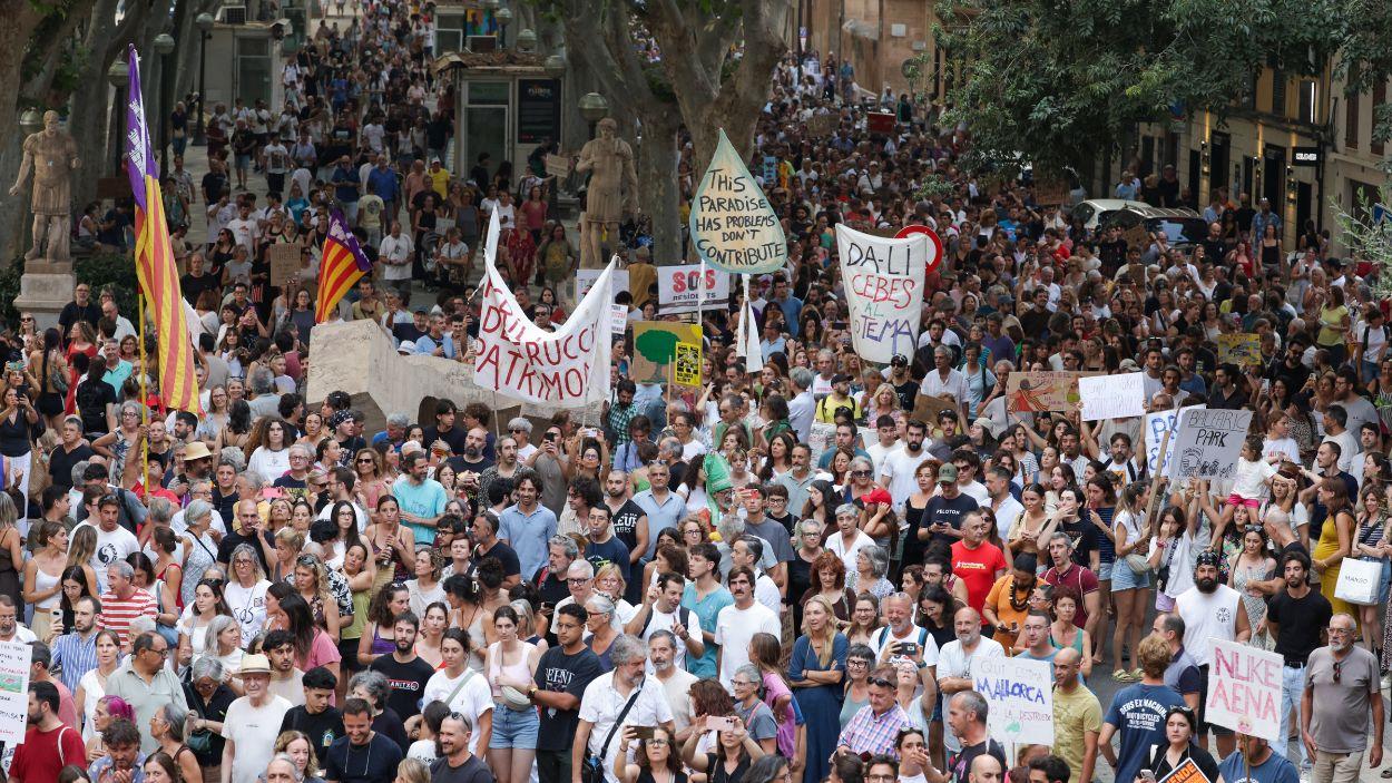 Decenas de miles de personas protagonizan una manifestación contra la saturación turística en Mallorca. EP.